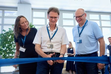 Vorstand durchschneidet das blaue Band zur Eröffnung der KVB ePraxis